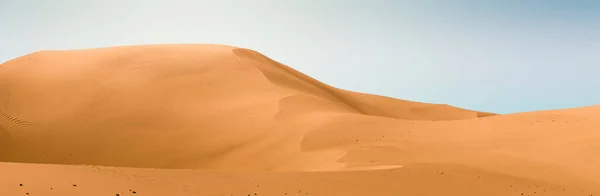 Dunas amarillas y cielo azul brillante. Paisaje del desierto con cielos contrastados. Fondo abstracto mínimo. renderizado 3d —  Fotos de Stock