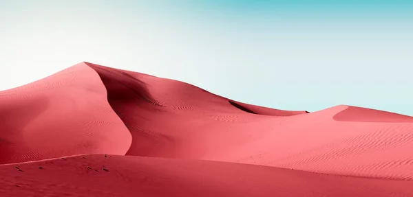 Tmavě růžové duny a modrá obloha. Pouštní krajina s kontrastní oblohou. Minimální abstraktní pozadí. 3D vykreslování — Stock fotografie