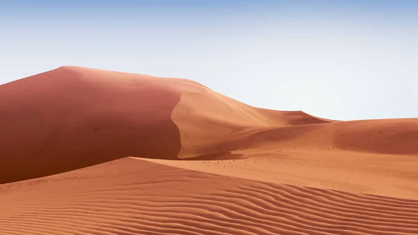 Dunas rojo anaranjado y cielo azul. Paisaje del desierto con cielos contrastados. Fondo abstracto mínimo. renderizado 3d —  Fotos de Stock