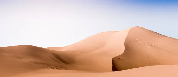 Dunas amarelas pálidas e céu azul escuro. Paisagem do deserto com céus de contraste. Fundo abstrato mínimo. Renderização 3d — Fotografia de Stock