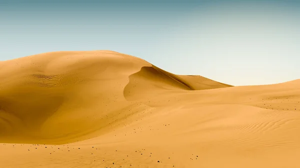 Donkergele duinen en een bleke lucht. Woestijnlandschap met contrasterende luchten. Minimale abstracte achtergrond. 3d destructie — Stockfoto