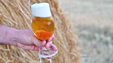- Bira. Su damlalarıyla dolu bir bardakta soğuk bira..