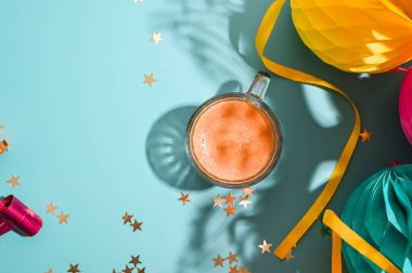 Köpüklü espresso. Mavi arka planda karnaval konfetisi. İtalya 'da geleneksel Venedik karnavalı konsepti. Boşluğu kopyala
