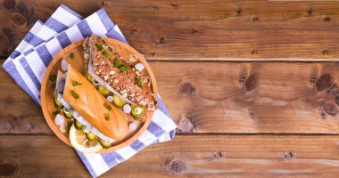 Hollanda ringası. Hollanda ringa balıklı tost, soğan, turşu. Geleneksel köy mezeleri ve deniz ürünleri. Hollanda 'da popüler yiyecekler