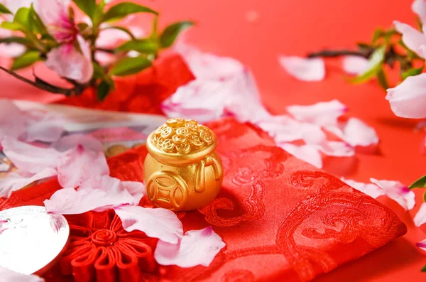 Nouvel An chinois lunaire. Une branche d'amandes en fleurs. Un symbole de chance et de prospérité Photos De Stock Libres De Droits