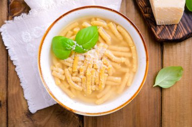 İtalyan çorbası. Parmesan Pasta Passatel. Kuzey bölgelerden geleneksel İtalyan yemekleri..