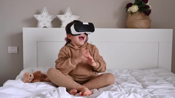 Niña inteligente que usa auriculares de realidad aumentada, con gestos que manipula el proceso. Gafas 3D, el concepto de juegos modernos para niños y adultos. — Vídeos de Stock