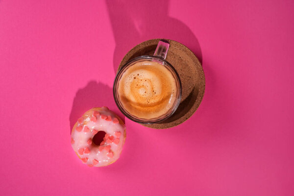 Концепция любви к кофе эспрессо с пончиками. Креативное цветное пожертвование на розовом фоне. Минимальная концепция питания.