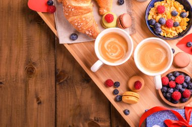 Kahvaltı köpüklü espresso kahve, mısır gevreği ve kurabiye. Lezzetli ve sağlıklı bir kahvaltı.