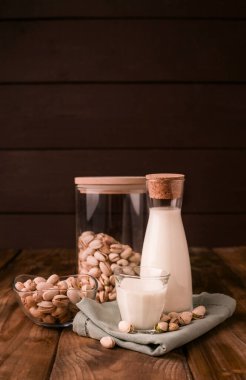 taze ev yapımı fıstık süt şeffaf şişe ve antep fıstığı. Vejetaryen alternatif süt için.
