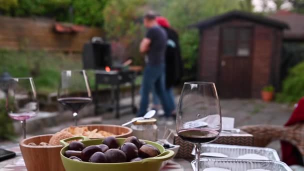 Geroosterde kastanjes en maroni boven het vuur in een speciale stalen pan. Traditionele Italiaanse herfstdelicatessen — Stockvideo