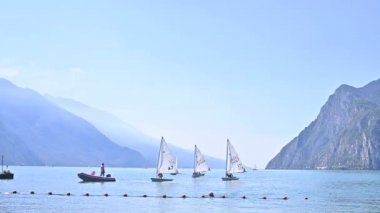 Yelkenli teknelerle İtalya 'nın Alplerinde göl.