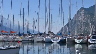 Yelkenli teknelerle İtalya 'nın Alplerinde göl.