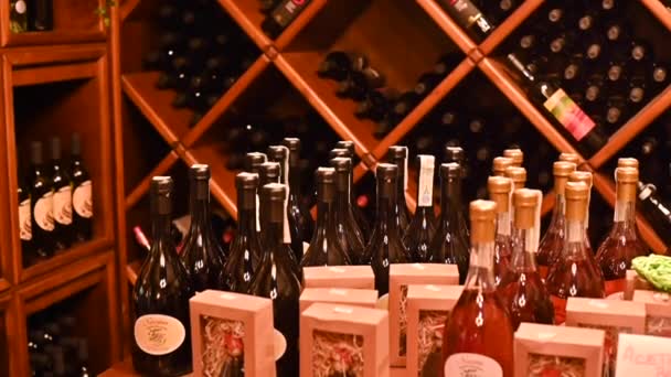 Collection de vins et de boissons dans une pièce sombre du restaurant. Concept de vinification traditionnelle dans la cave. — Video