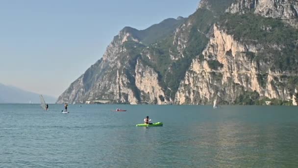Meer in de Alpen van Italië met zeilboten. — Stockvideo