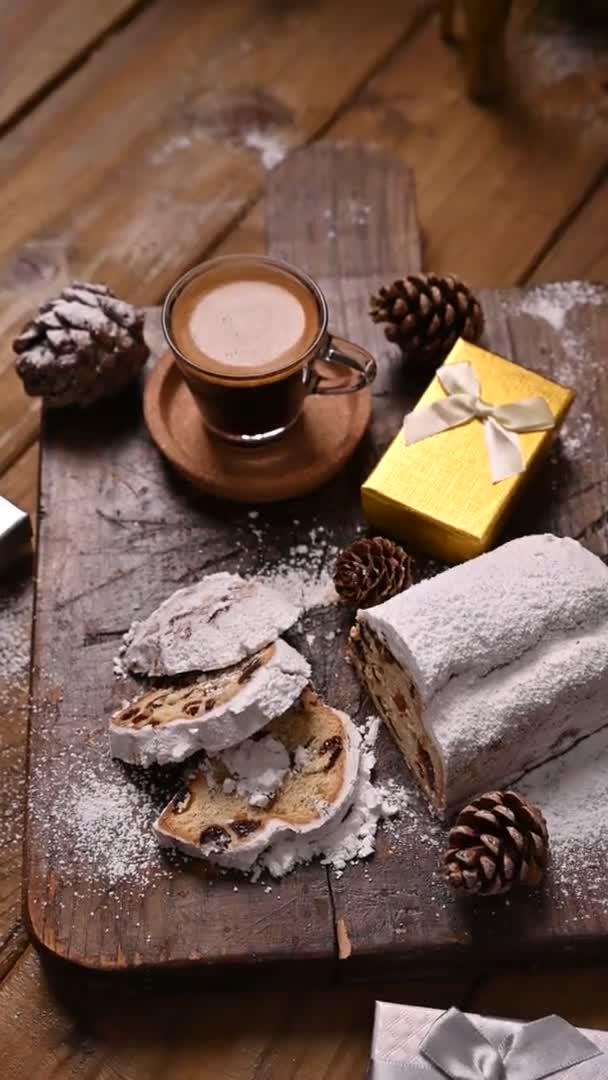Roubado. Pão doce alemão tradicional com frutas secas e maçapão para o Natal. Café expresso aromático perto da árvore de Natal e doces — Vídeo de Stock