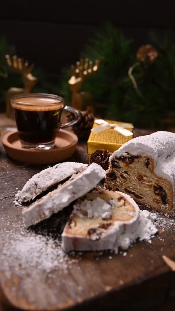 Roubado. Pão doce alemão tradicional com frutas secas e maçapão para o Natal. Café expresso aromático perto da árvore de Natal e doces — Vídeo de Stock