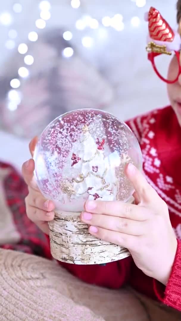Malá holčička otevře překvapení vánočním míčkem. Emoce štěstí a potěšení. — Stock video
