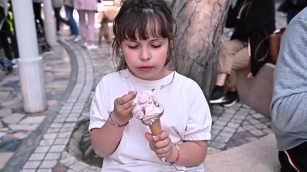 Nastolatka jedząca lody na ulicy we Włoszech. Tradycyjne włoskie lody i dziecko o europejskim wyglądzie. — Wideo stockowe