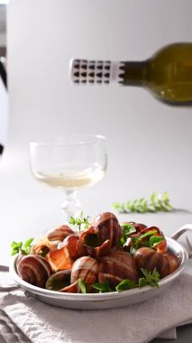 Izgara salyangoz, pesto soslu ızgara deniz ürünleri. Fransız mutfağı. Dikey video, sosyal medya ve akıllı telefonlar için ideal
