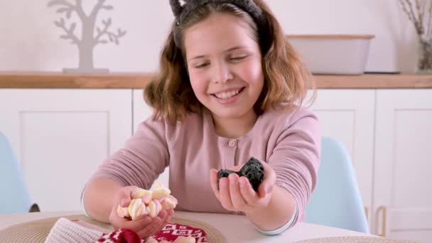Klein meisje met kolen en snoep op vakantie Epiphany en Befana. — Stockvideo