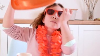Hollanda 'da Krallar Günü. Geleneksel Hollanda karnavalı 27 Nisan 'da. Anne ve kızı turuncu şenlik kıyafetleriyle eğleniyorlar. Karnaval aksesuarları içinde mutlu bir aile gülüp eğleniyor..