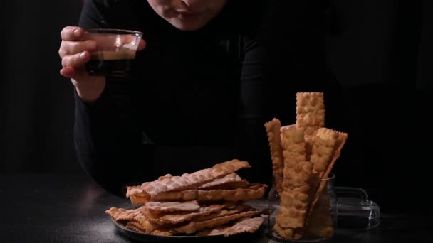 Carnival food TYPICAL and aromatic coffee.Sfrappole or chiachiere or angel wings. Traditional sweet crisp pastry deep-fried and sprinkled with powdered sugar — Stock Video