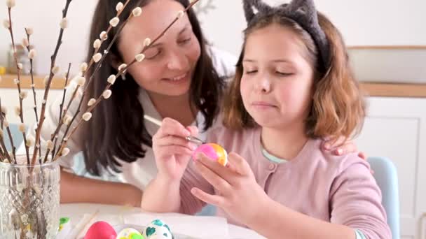 Petite fille et maman peint des œufs pour Pâques. Enfant d'apparence européenne — Video