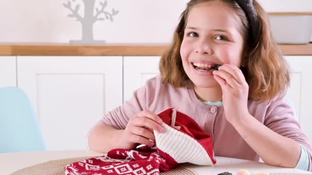 Una Bambina Dipinge Uova Pasqua Bambino Scolaro Aspetto Europeo Uova — Video Stock