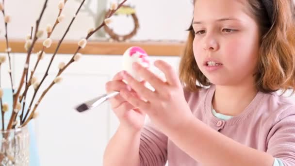 Маленькая Девочка Рисует Яйца Пасху Детский Школьник Европейского Образца Пасхальные — стоковое видео