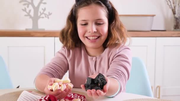 Una Niña Pinta Huevos Para Pascua Niño Colegial Aspecto Europeo — Vídeos de Stock