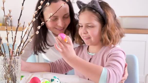 Menina Mãe Pintam Ovos Para Páscoa Criança Aparência Europeia Decoração — Vídeo de Stock