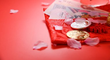 Çin Yeni Yıl Festivali dekorasyonu ya da kırmızı paket, turuncu ve altın külçeler ya da kırmızı arka planda altın tomar.