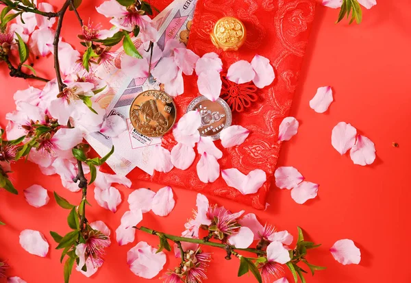 Κινέζικο νέο έτος διακόσμηση φεστιβάλ pow ή κόκκινο πακέτο, πορτοκαλί και χρυσά πλινθώματα ή χρυσό wad σε κόκκινο φόντο. — Φωτογραφία Αρχείου