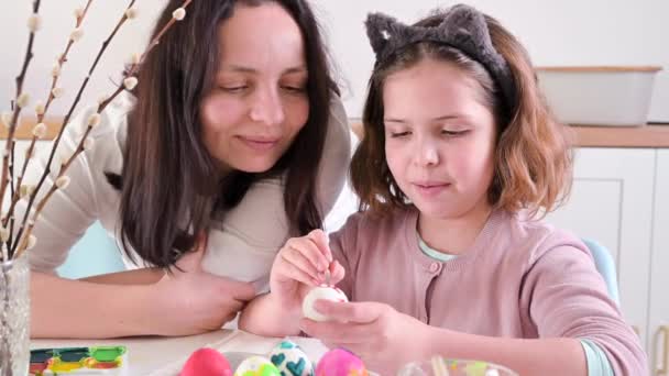 Gadis kecil dan ibu melukis telur untuk Paskah. Anak penampilan Eropa — Stok Video