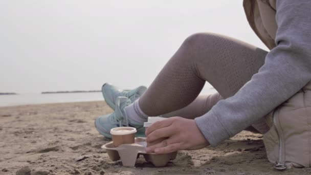 コーヒーを飲みに行く。オープンスペースでコーヒーブレイク。海岸線沿いの朝のコーヒー。あなた自身のための時間としての平和と静けさ — ストック動画