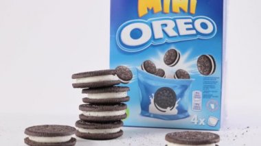 Beyaz arka planda çikolatalı kurabiye, rulo kurabiye ve bir bardak süt. Popüler çocuklar kremalı kurabiyeler. 