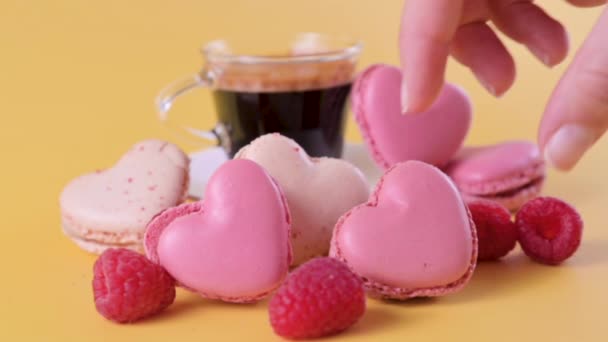Makarony francuskiego serca. Makaroniki w kształcie serca jako romantyczny prezent i kawa espresso. Jasne tło i deser — Wideo stockowe