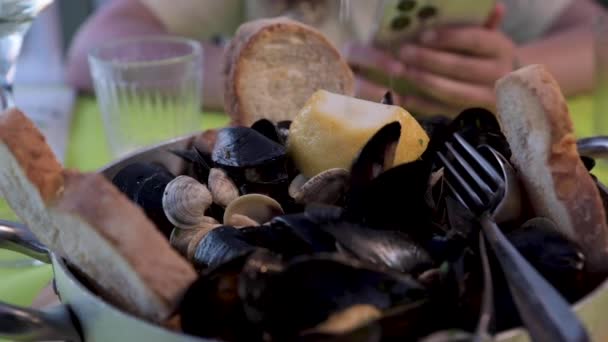 Amêijoas e mexilhões em molho de vinho de manteiga de alho — Vídeo de Stock