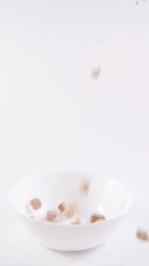 Bran, sağlıklı kahvaltı granüle edildi. Bir kaseye dökülüyor.. 