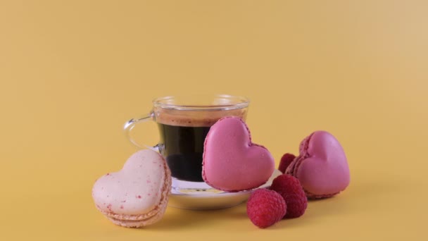 Macarons coeur français. Macarons en forme de coeur comme un cadeau romantique et café expresso. Fond lumineux et dessert — Video