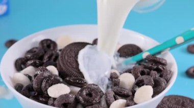 Çikolatalı kurabiye. Çikolata parçalı Oreo kurabiyeleri bir fincanda mısır gevreğiyle birlikte, sütle doldurulmuş. Gençler için favori kahvaltı. 05.12. 2022 Bologna, İtalya.