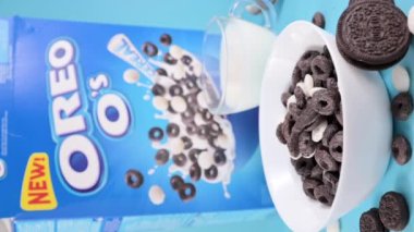 Çikolatalı kurabiye. Çikolata parçalı Oreo kurabiyeleri bir fincanda mısır gevreğiyle birlikte, sütle doldurulmuş. Gençler için favori kahvaltı. 05.12. 2022 Bologna, İtalya.