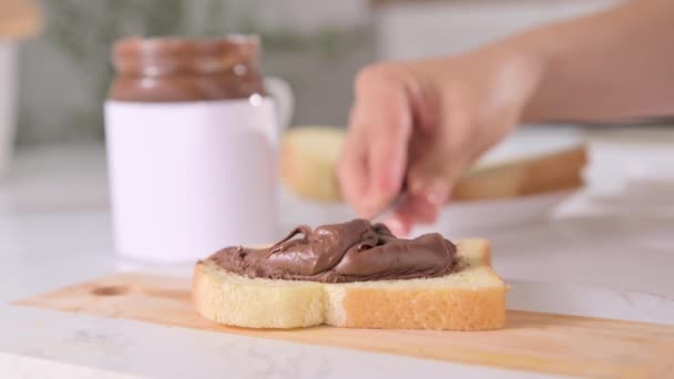 巧克力酱 巧克力榛子铺在新鲜面包上 早餐吃甜吐司 包扎食物质感 经典的意大利甜食 高质量的4K镜头 — 图库视频影像