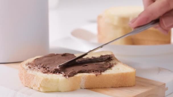 Chokladpasta Chokladhasselnötterna Sprids Färskt Bröd Rostat Bröd Till Frukost Närbild — Stockvideo