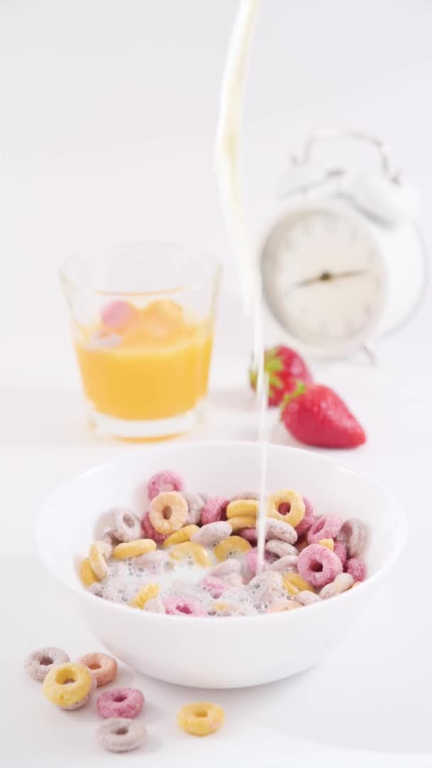 Dry Breakfast Bowl Milk Multi Colored Rings Childrens Breakfast Vertical — Vídeos de Stock