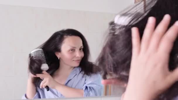 Een Vrouw Droogt Haar Haar Uit Met Een Haardroger Een — Stockvideo