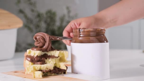 巧克力铺在小刀上 早餐吃甜吐司 是孩子们最喜欢吃的食物 意大利面和粘糊糊的巧克力混合物的贴面质感 文字的位置 广告的理想位置 复制空间 — 图库视频影像