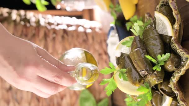 Lezzetli Dolma Doldurulmuş Üzüm Yaprağı Pilav Yoğurt Sosu Lübnan Dolma — Stok video