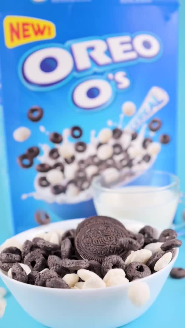 Çikolata Parçalı Oreo Kurabiyeleri Bir Fincanda Mısır Gevreğiyle Birlikte Sütle — Stok video